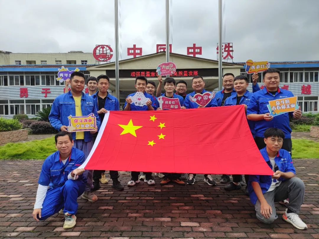 宜宾区域项目群青年与国旗合影.jpg
